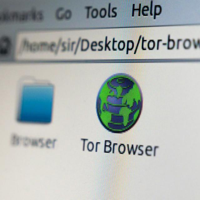 an internet browser with the Tor Browser icon highlighted.