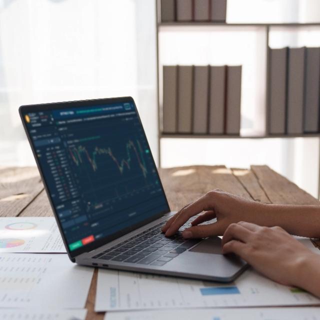 A graphic illustrating steps to earn money through forex trading, featuring charts, currency symbols, and trading tips.